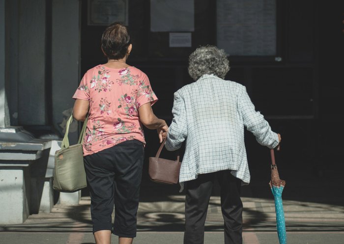 Bénévole aidant une personne âgée