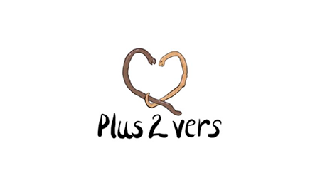Plus 2 vers, logo